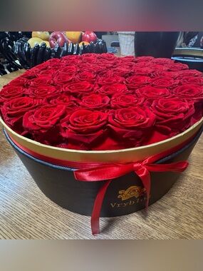 Vryblox Red Rose Hatbox Arrangement